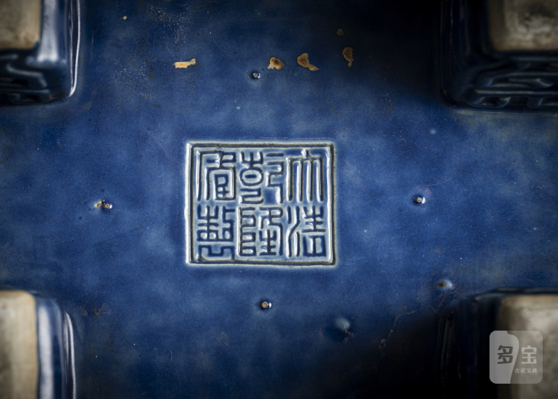 A powder blue glazed porcelain ritual vessel 'fang ding' with 'bagua' trigrams around the wall - 图4